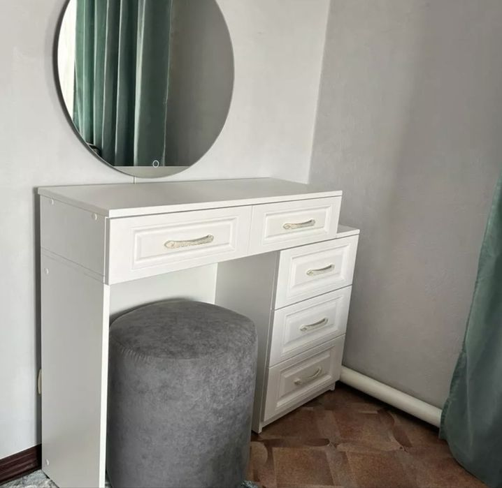 Продам туалетный столик