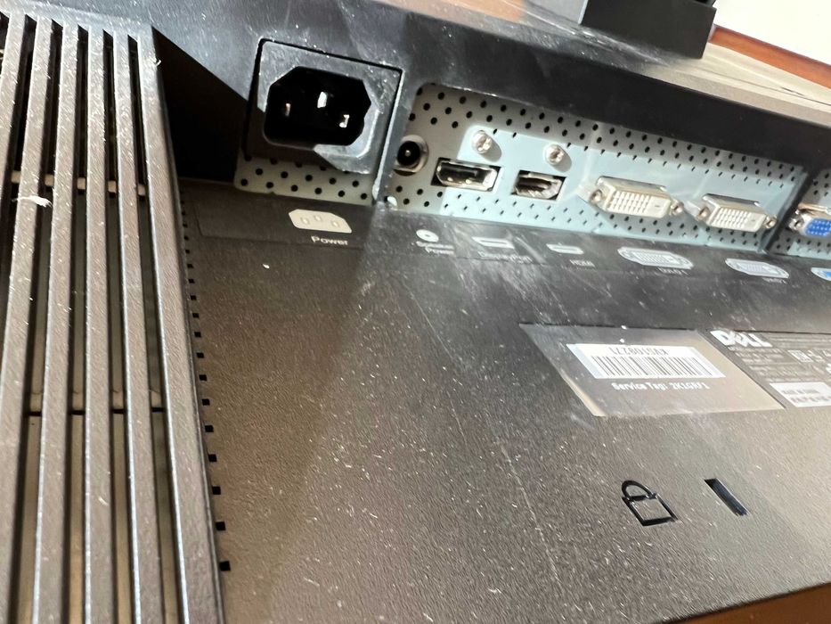 Dell 27” inch (Full HD)