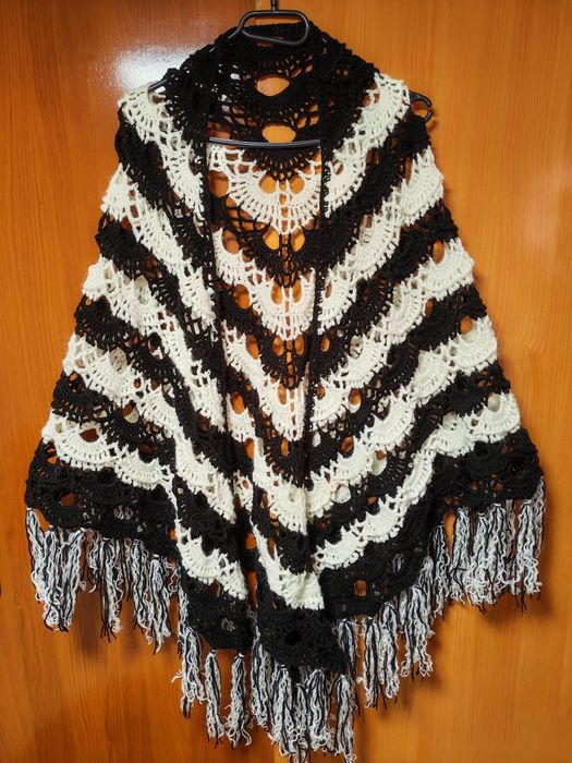 Șal croșetat manual alb-negru cu franjuri – Model elegant / boho