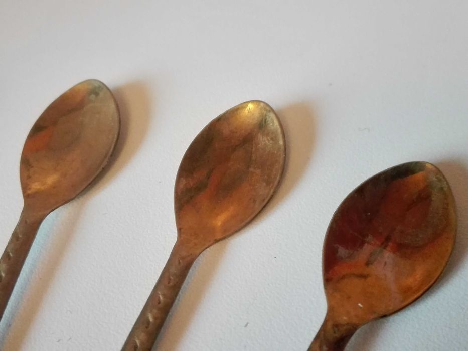 Емайлирана тенджера , чаени лъжички и щипка за скара.