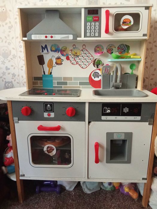 Продавам детска кухня с пособия за готвене