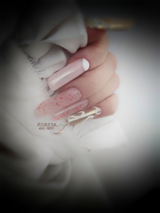 Manichiura unghii cu gel