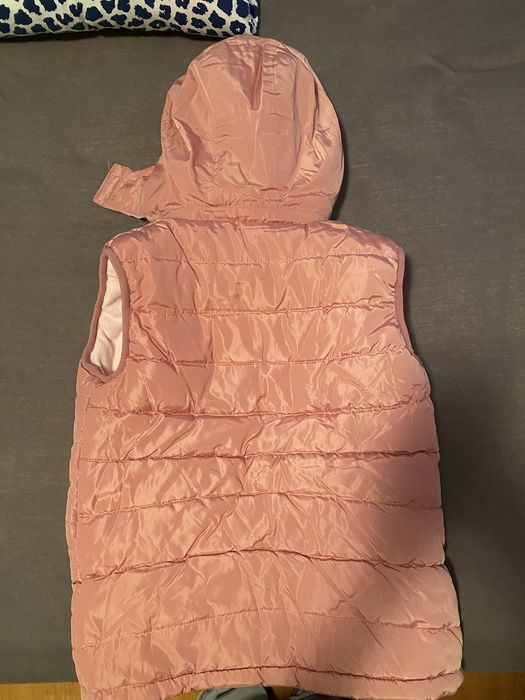 Vestă nouă , cu glugă