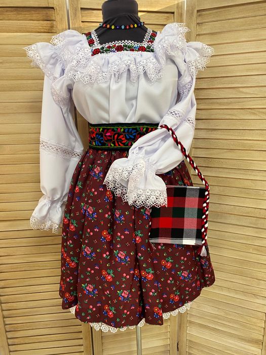 Costum popular/traditional pentru femei de Maramures complet, autentic