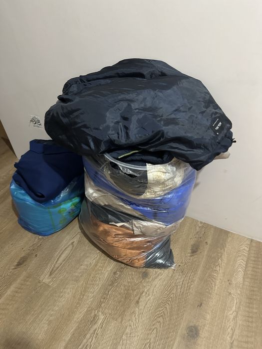 Разные куртки и вещи разных размером