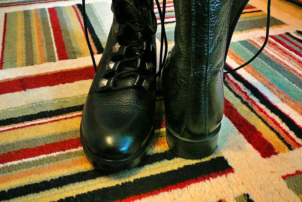 Нови, необувани, дамски боти. Естествена кожа.