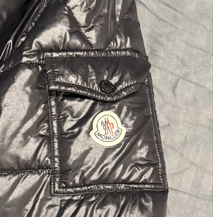 Geaca Moncler cu NFC