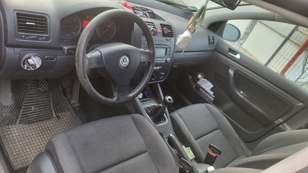 Vand Golf 5 motor 1.9 dizel preț 2.000€ negociabil