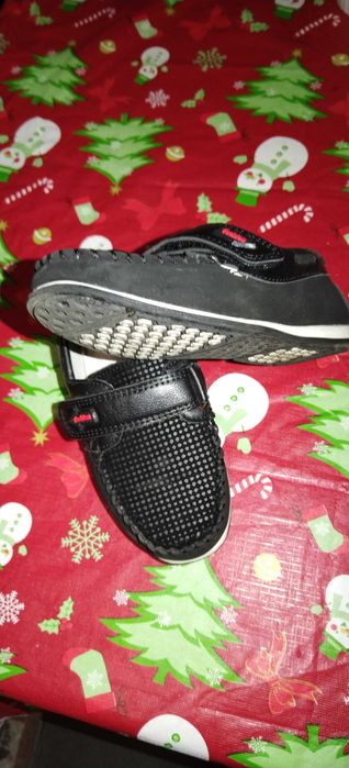 Продавам детски обувки- три чифта