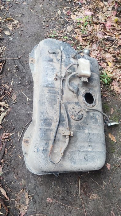 Продам бензобак на Suzuki Escudo