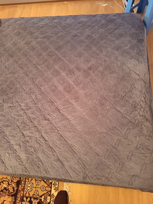 Спалня с еднолицев матрак и подматрачна рамка.