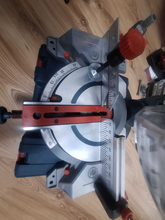 Fierăstrău circular profesional Bosch GCM 216