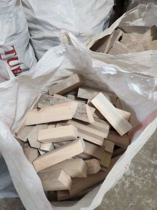 Yongʻoq  yasin Safura daraxtlaridanOʻtin  qoplangan unni qopida