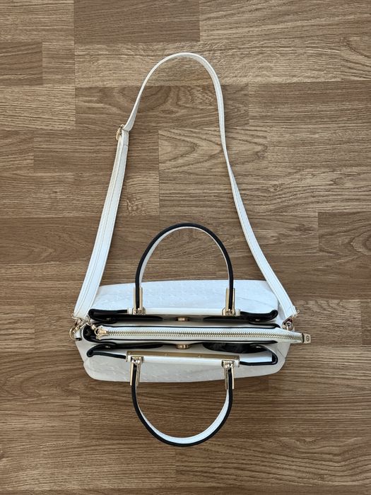 Бяла дамска чанта и кафява дамска чанта с дълга дръжка