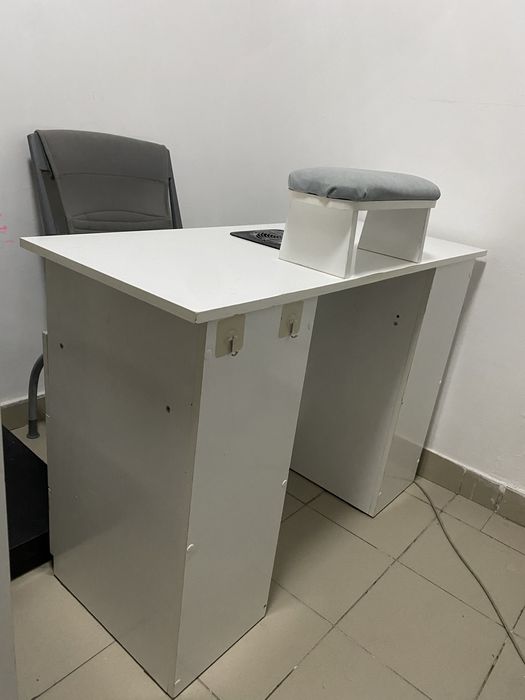 Маникюрный стол с встроенным пылесосом