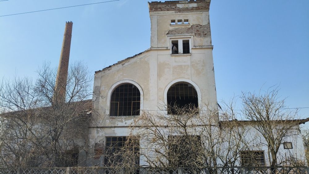 Cladiri+teren de vanzare