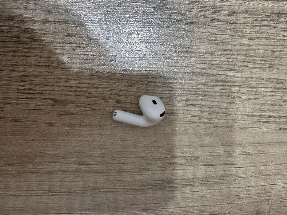 Правый наушник airpods 4