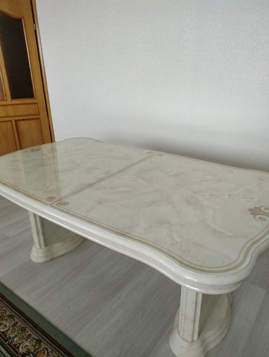 Стол в гостиную.