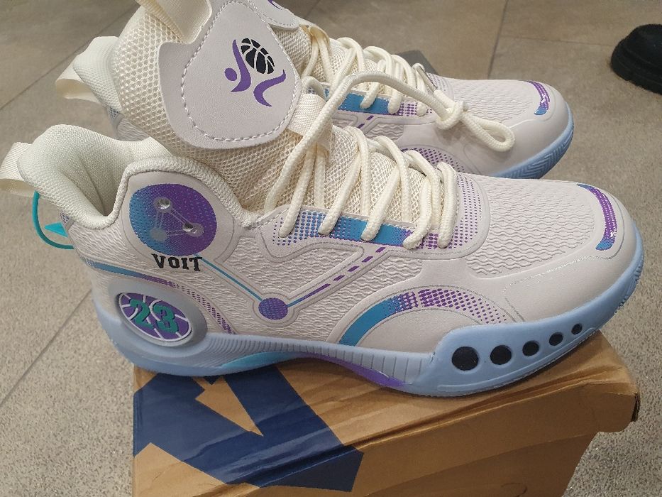 Кроссовки спортивные