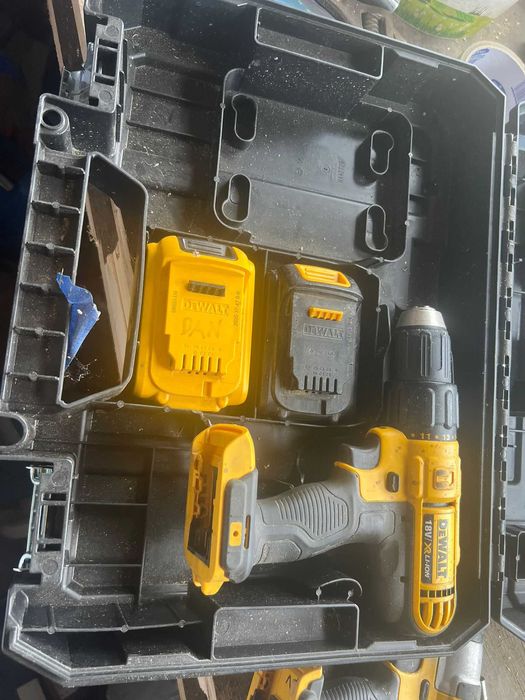 Продавам винтоверт DeWalt DCD996 с куфар две батерии без зарядно