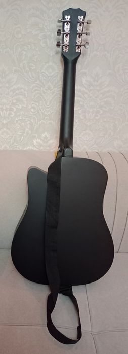 Гитара новый-25мың (1 струнасын үзіп алған)