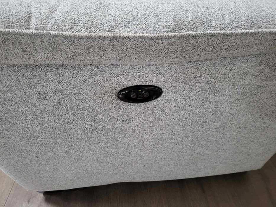 Светло сив диван от плат тройка с електрически релаксиращ механизъм