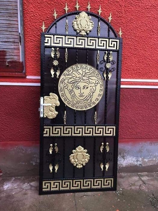 Porți, panouri de gard, balustrade din fier forjat și tablă decupată.