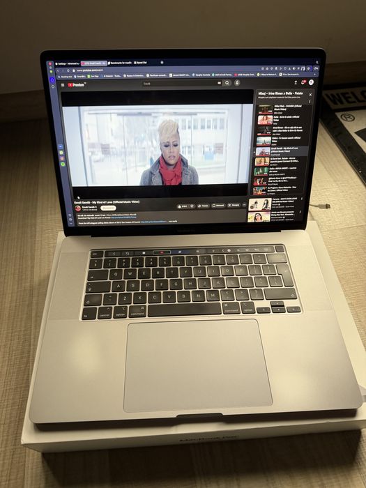 Macbook pro 16” cu touchbar, I7, 32GB RAM, SSD 512GB