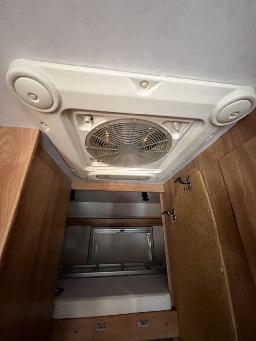 Идеален семеен кемпер – 6 места за пътуване и спане.