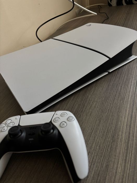 Ps5 slim este foarte impecabil plus o tastatură gratis din partea mea