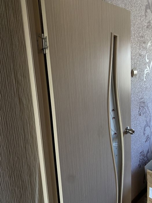 Межкомнатные двери 8 штук