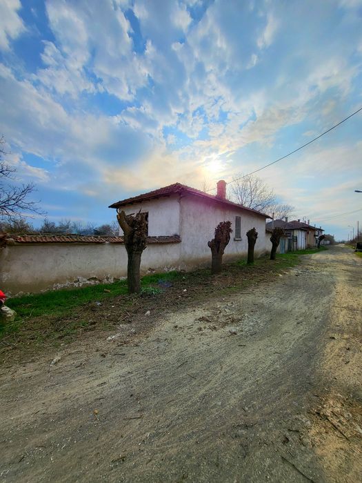 Къща с 2200кв.м двор на 35км от Пловдив