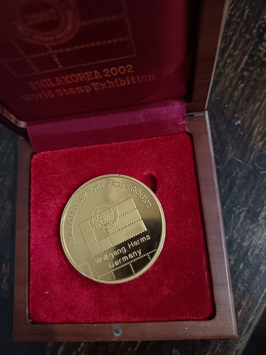 Vând medalie comemorativa  Cupa Mondială FIFA 2002 (Coreea & Japonia).