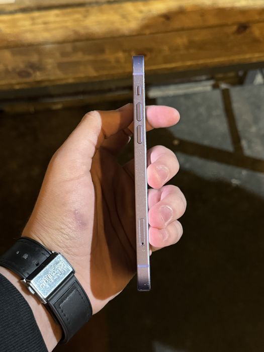 Продам Айфон 12