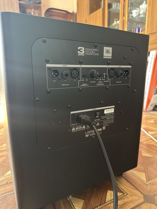 Студийный сабвуфер JBL LSR310S