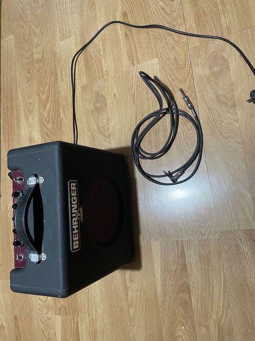 Chitară electrică și amplificator boxă