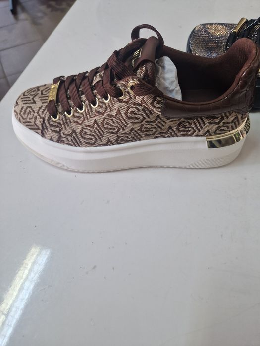 Vand  Steve  Maden noi la   cutie marimi 36-42