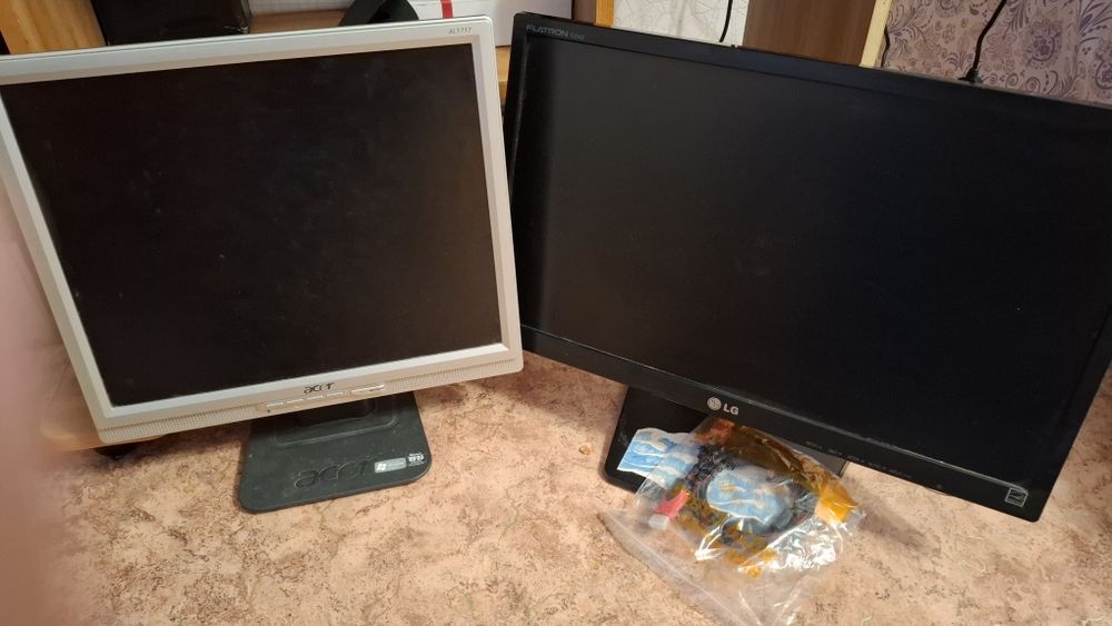 Два монитора, рабочий Acer 17" + LG 22" под восстановление или разбор