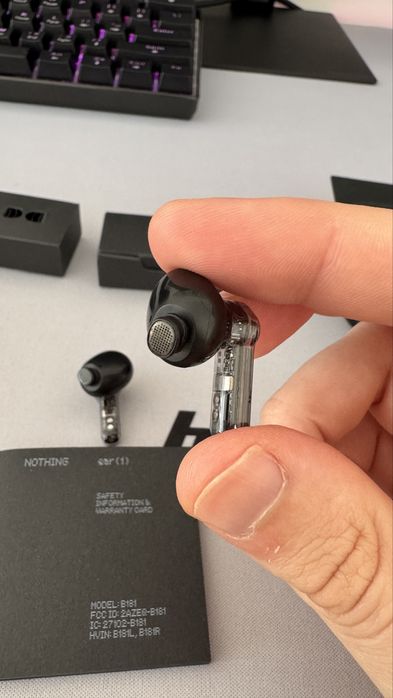 Vând caşti nothing ear 1(casca dreapta se aude mai încet)