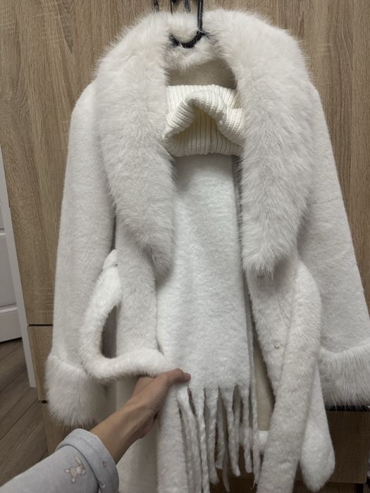 Шуба, шапка, шарф белые