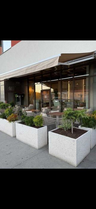 Vand ghivece mari si pergola noua retractabila automata pentru terasa.