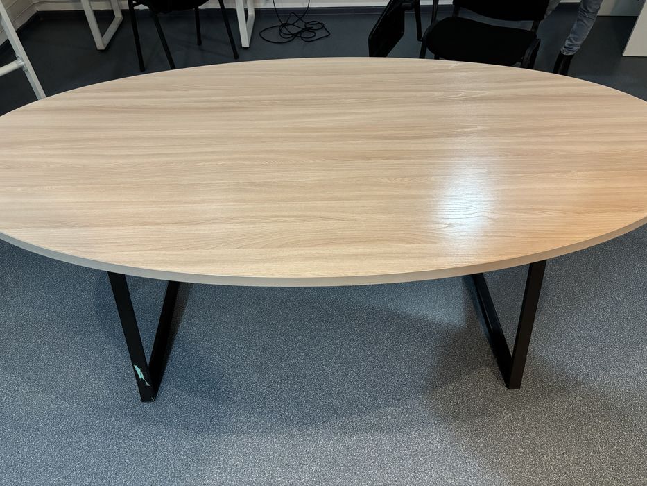 Стол овальной формы