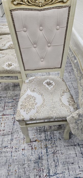 Стол  гостиной...