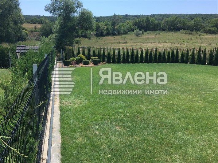 Къща с дворно място от 1538 м2