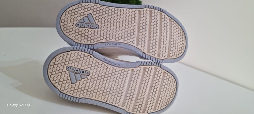 Adidași copii Adidas alb roz, cu scai, comozi, stare foarte buna marimea 27