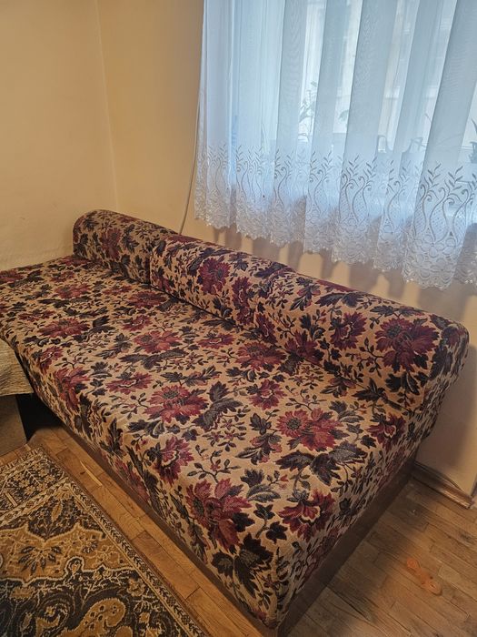 Диван с място за съхранение