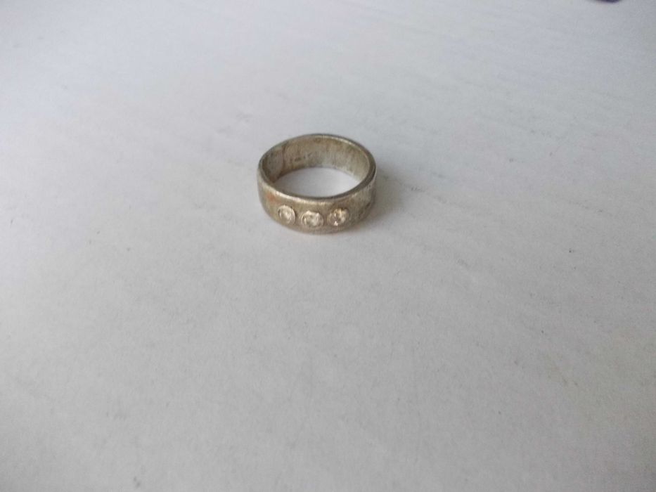 Inel vechi din argint cu 3 pietre