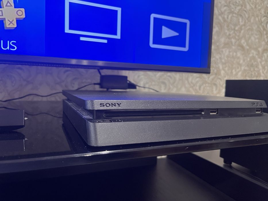 Продам срочно sony Playstation 4 slim 1 TB