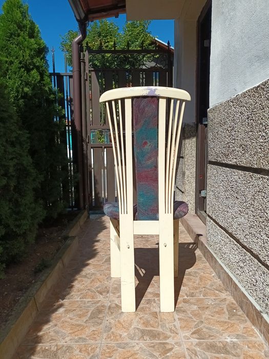 Продавам 9 трапезни стола, 6 от тях са със специално шити калъфи, 3 са с основната тапицерия