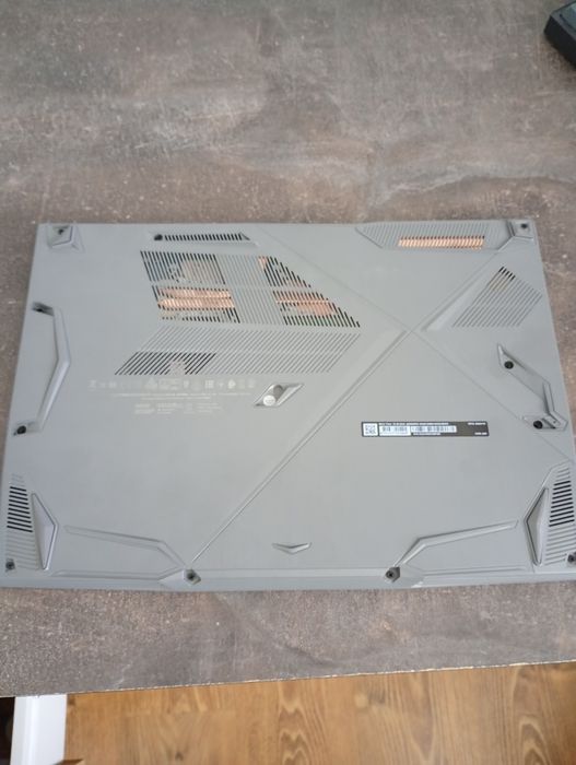 Vând laptop MSI thin 15+tastatura mecanica myria+mouse+mouse pad